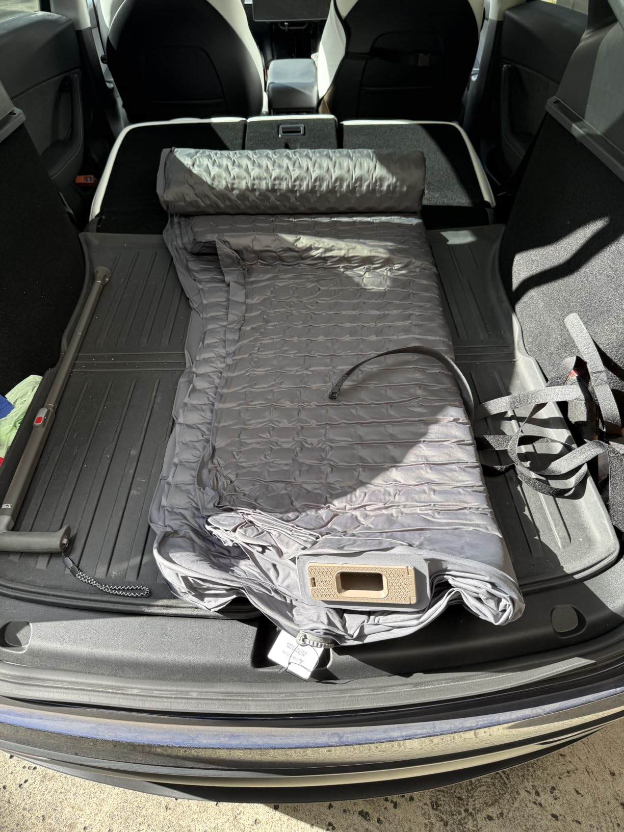 Customer-submitted photo of a Hikenture vehicle mattress in a car